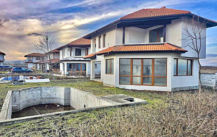 ID 13304 Dwupiętrowy dom z patio i basenem Zdjęcie 1 