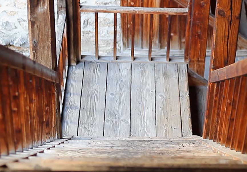 Деревянная лестница отлично сохранилась