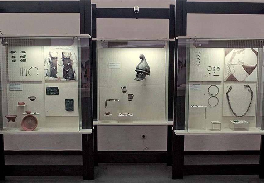 Витрины с историческими находками