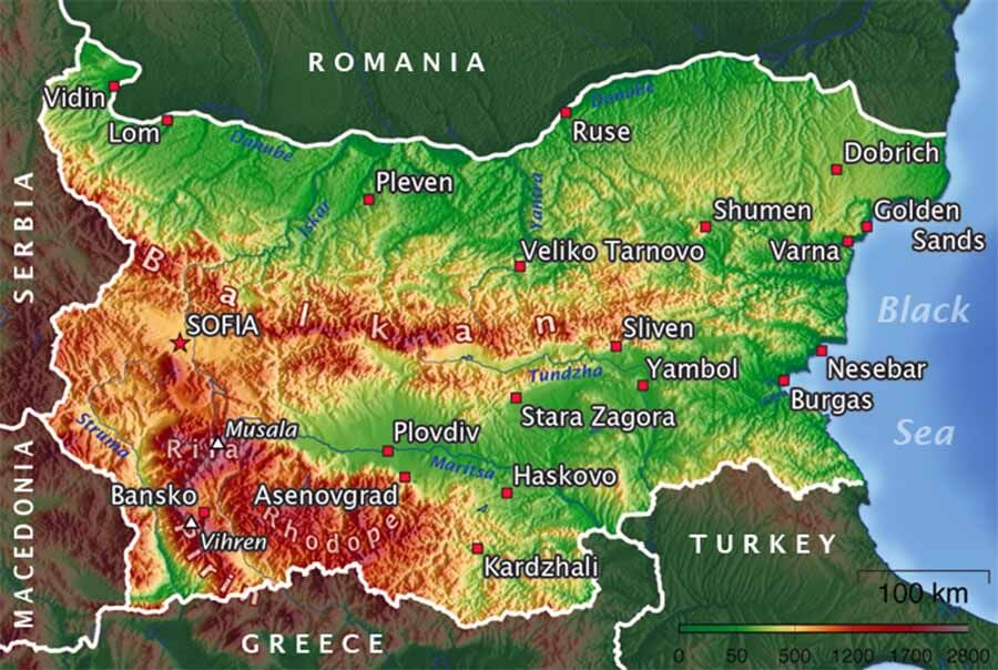 Mapa hipsometryczna Bułgarii z miastami, pasmami górskimi i wybrzeżem Morza Czarnego