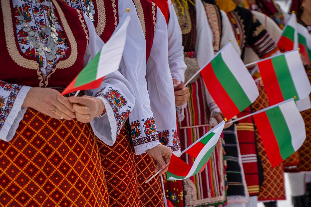 Kobiety trzymają w rękach bułgarskie flagi.