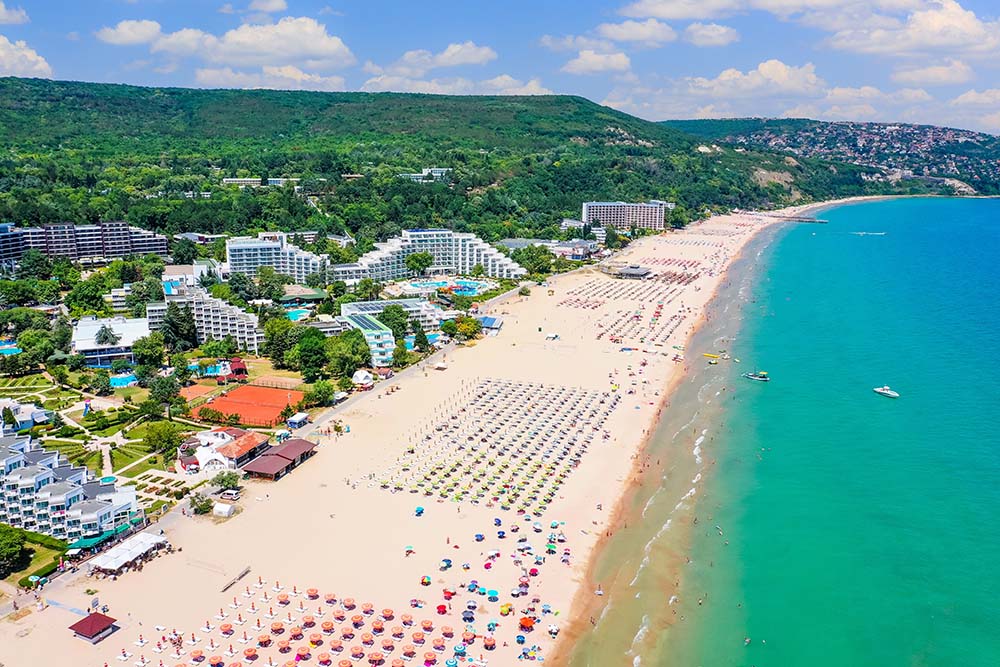 Nieruchomości nadmorskie w Bułgarii dla fińskich inwestorów Panoramiczny widok na bułgarski kurort nadmorski z hotelami plażowymi i nieruchomościami atrakcyjnymi dla fińskich nabywców