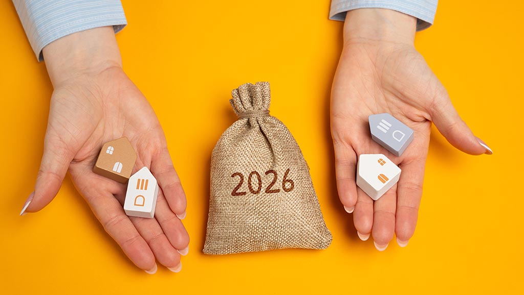 Ręce trzymają modele domów i worek pieniędzy, odzwierciedlając aspekty finansowe zakupu nieruchomości w Bułgarii