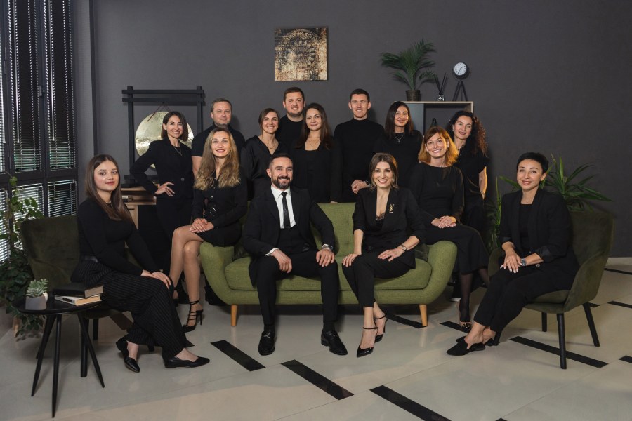 Zespół specjalistów w biurze przeprowadza potrójną weryfikację, gwarantując bezpieczeństwo transakcji zdalnych w Bułgarii.